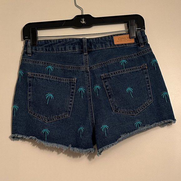New! ONLY DIVINE HEART DENIM SHORTS - Picture 5 of 7